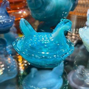 Boyd glass hen on nest Blueberry Swirl